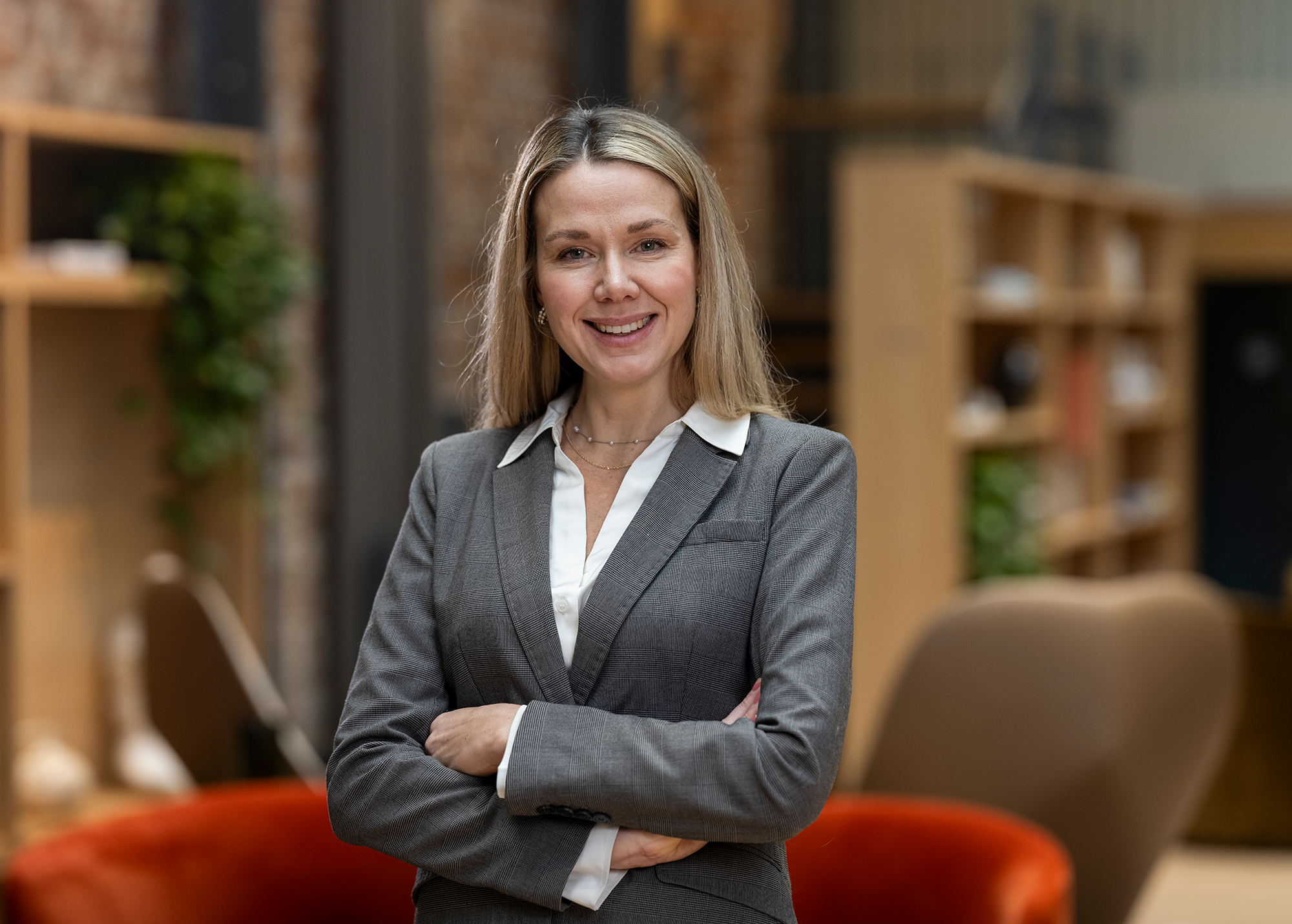 Katta yoshli ayol jinsiy aloqa qilishni xohladi va rus pornosini tomosha qilishni xohladi.